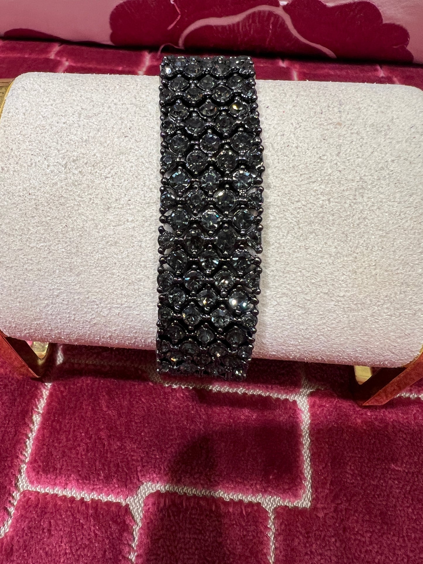 Bracciale con chiusura fibbia in pavé elasticizzato di cristalli e rifiniture grigio scuro