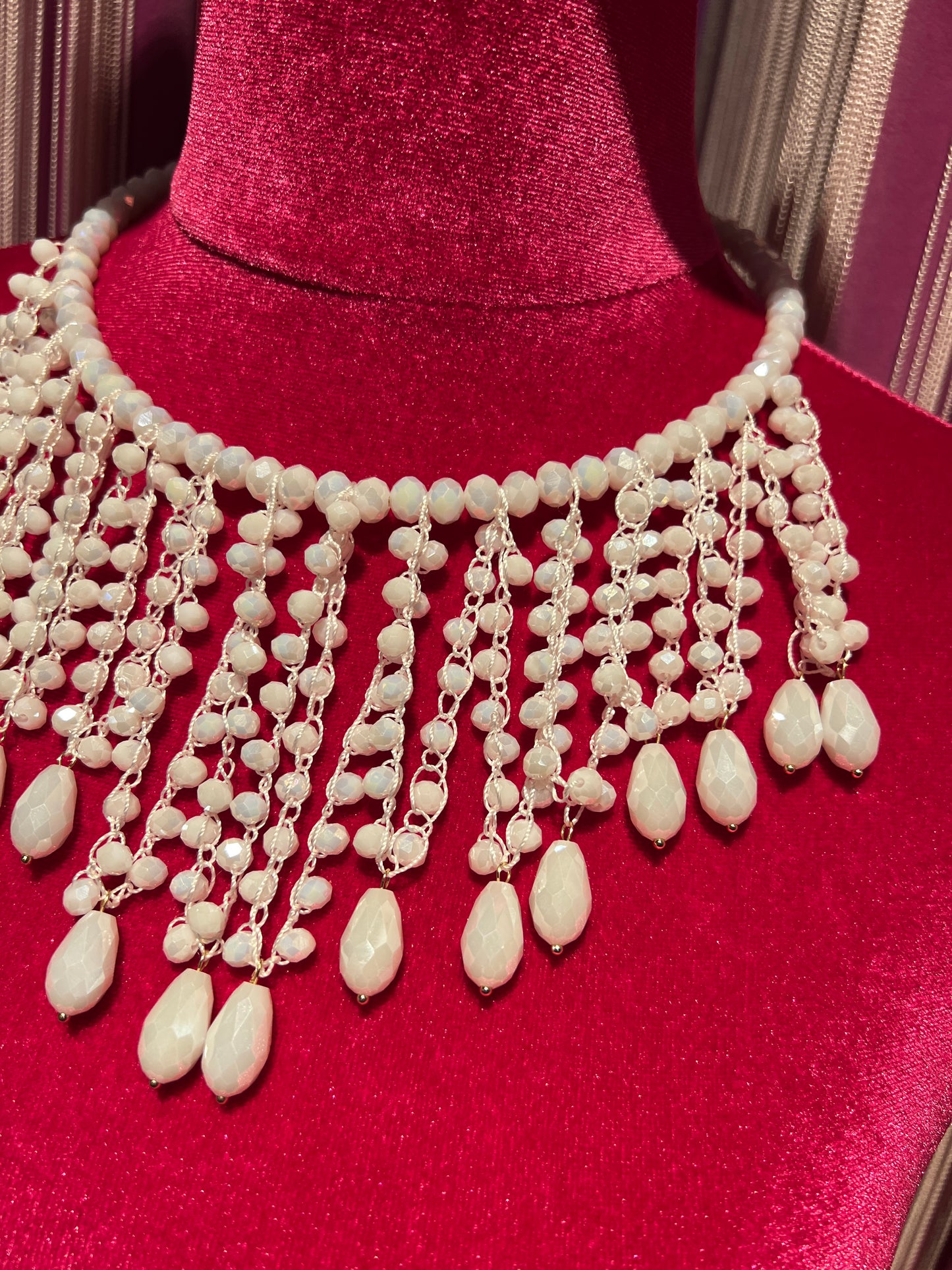 Collana girocollo bianco con pendenti