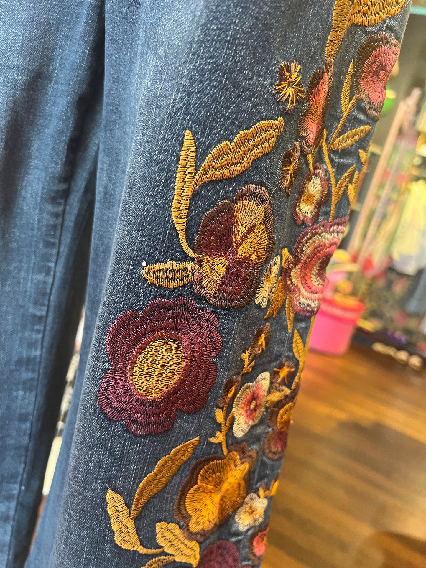 Mon amour Paris jeans a zampa in denim molto elasticizzato con ricami floreali