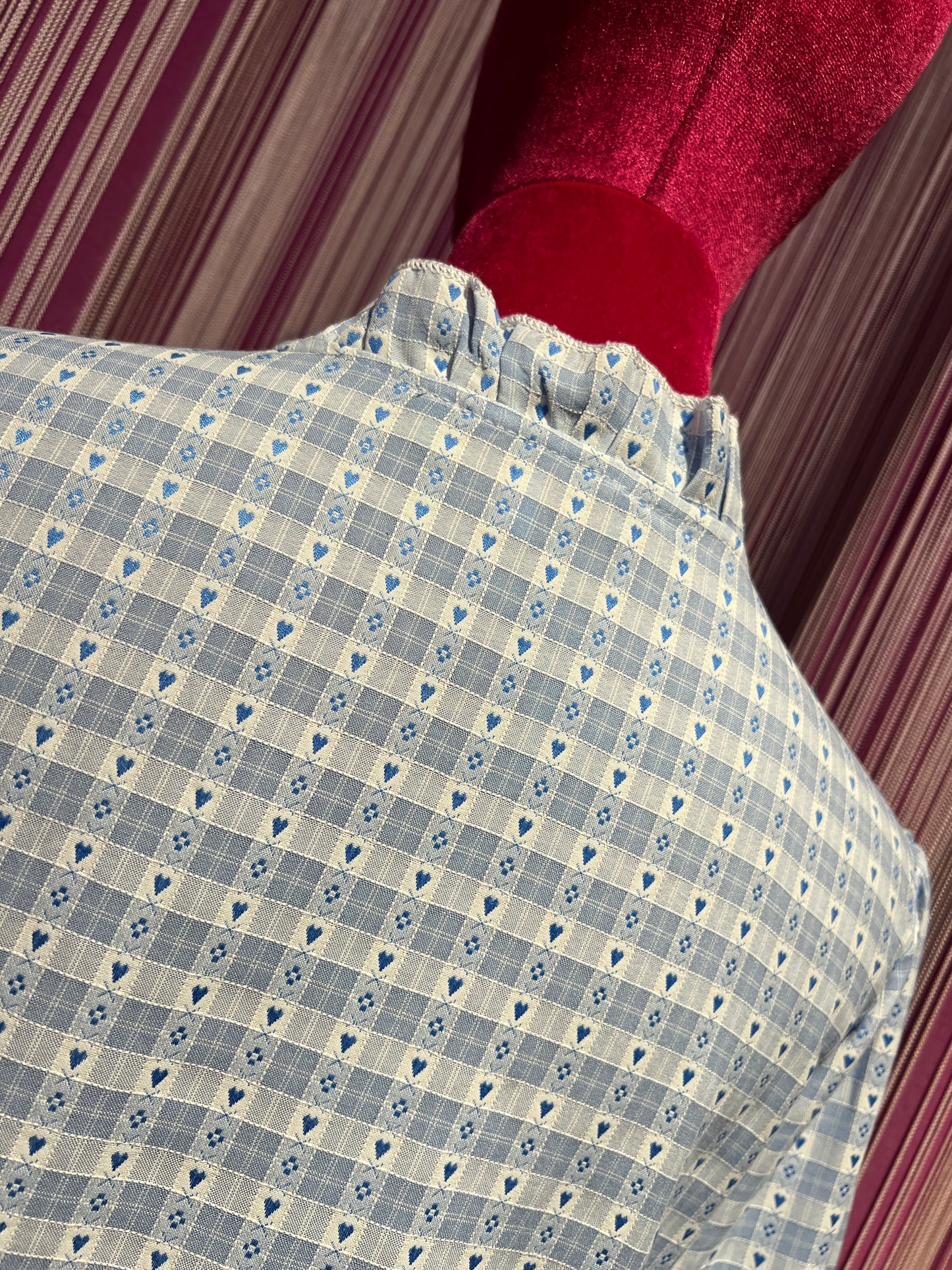Mon amour Paris camicia quadretti celesti e bianchi con cuoricini lavorazione punto smock collo alla coreana con volant