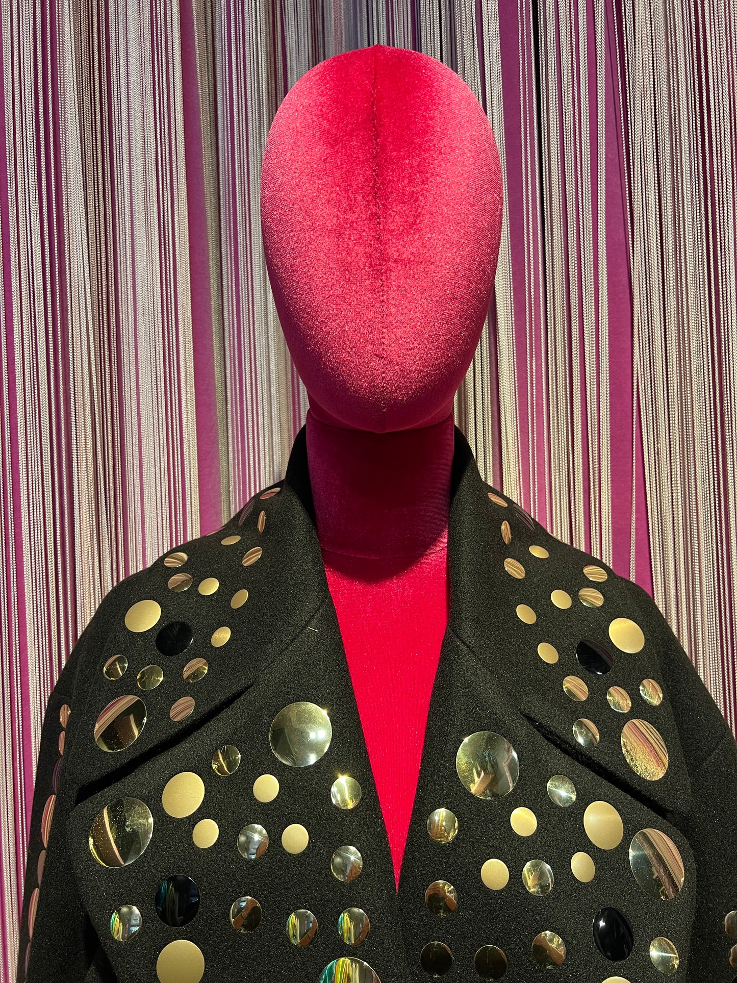 5 Progress cappotto nero con pois grandi e piccoli oro e nero in metallo