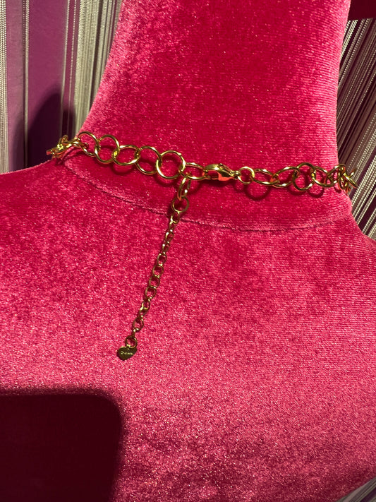 Collana girocollo dorata con ciondolo smaltato con disegno floreale e charms