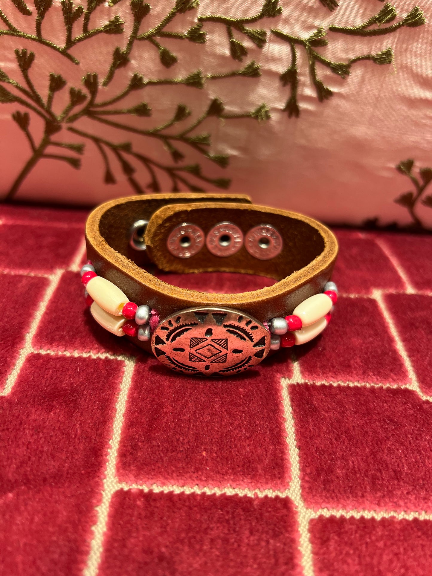 Bracciale regolabile cuoio perline bianche e rosse