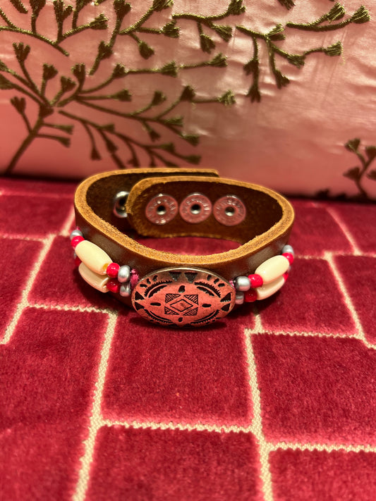 Bracciale regolabile cuoio perline bianche e rosse
