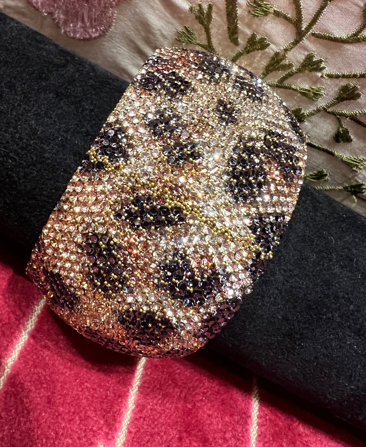 Bracciale alto fantasia maculata con strass