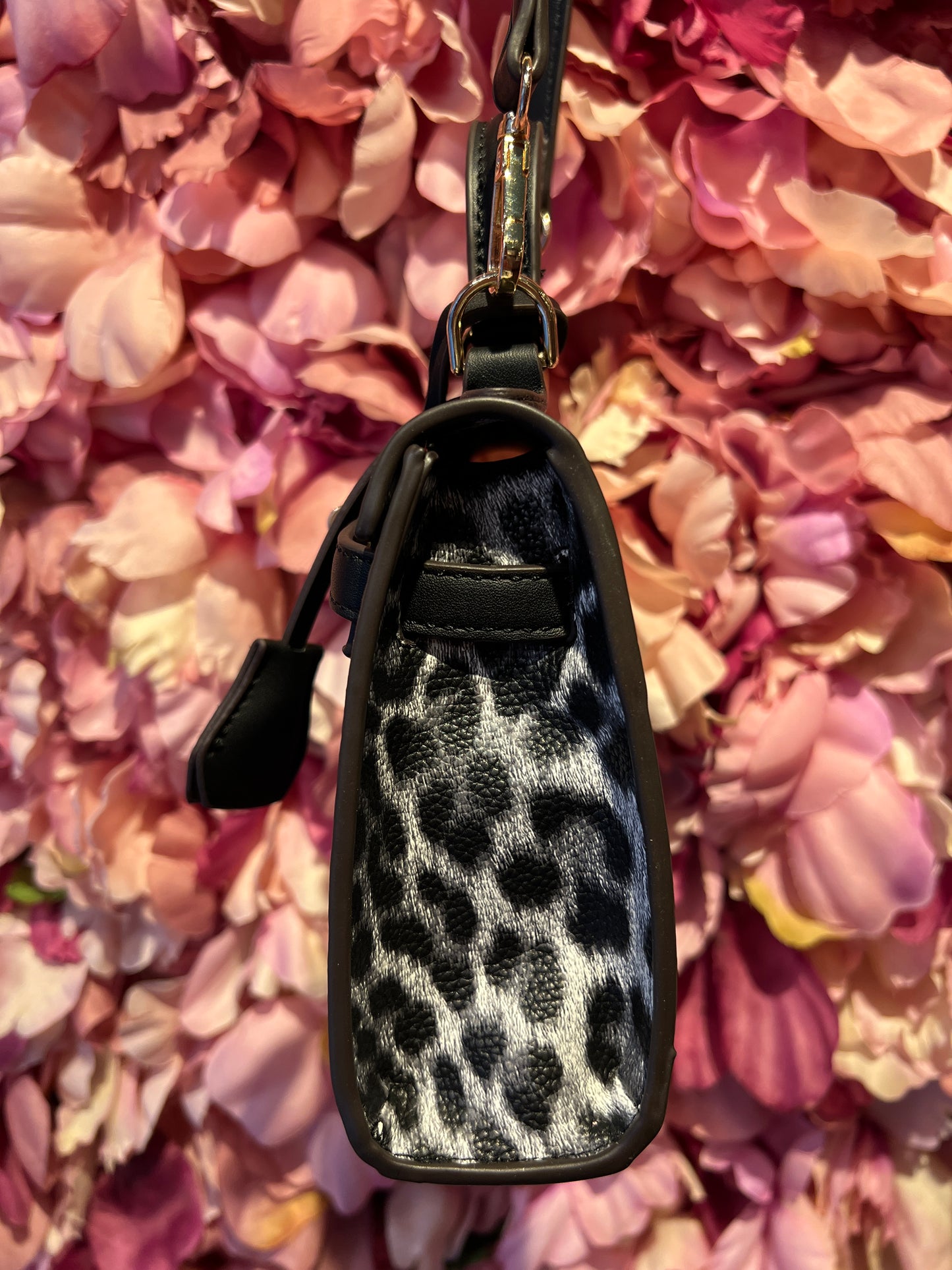 Borsa ecopelle maculata nero/grigio con dettagli neri e tracolla