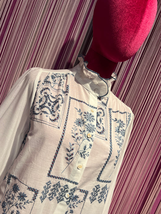 Mon amour Paris camicia di cotone bianca con ricami floreali azzurro collo alla coreana con volant
