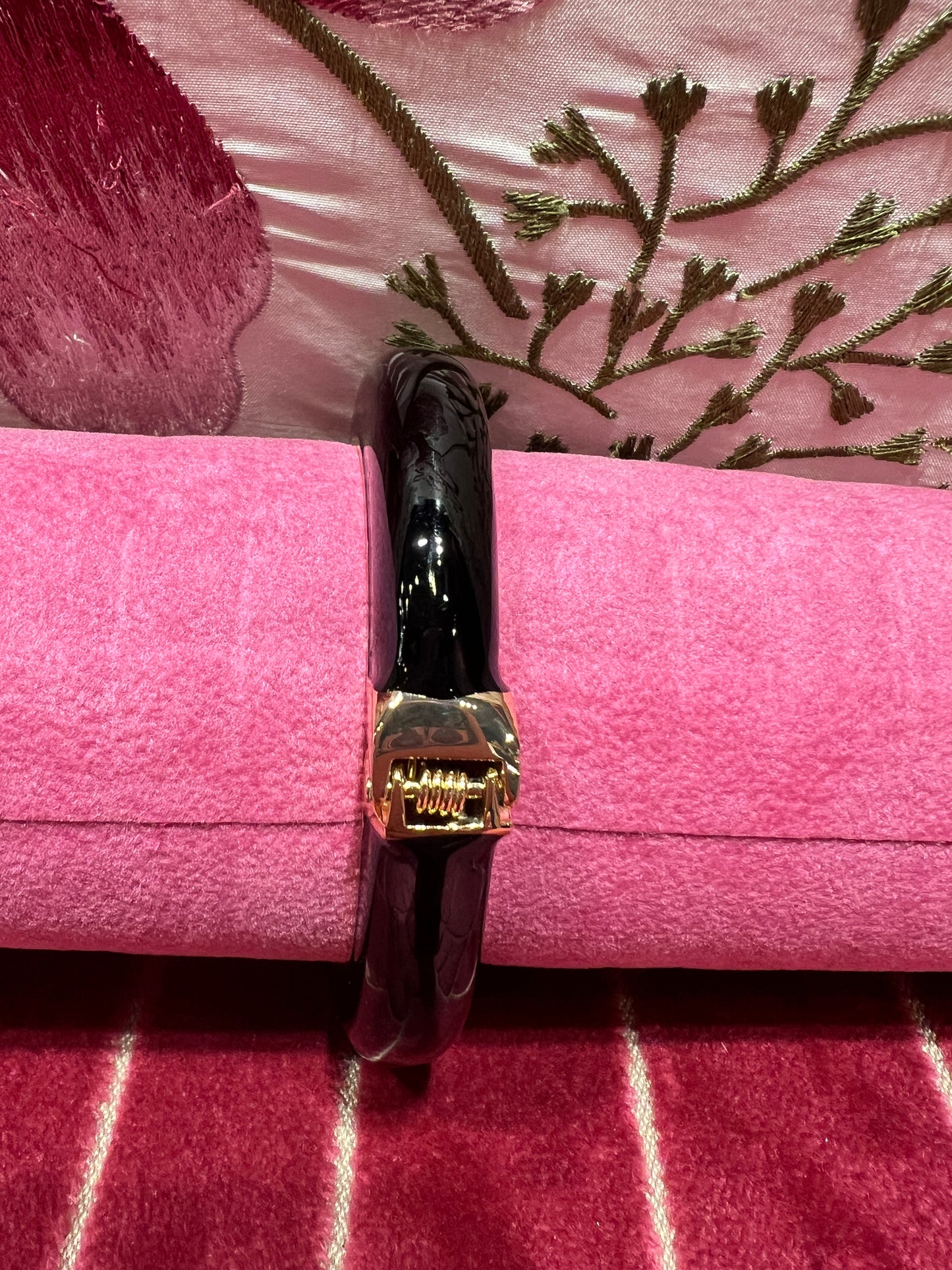 Bracciale nero con perle e strass