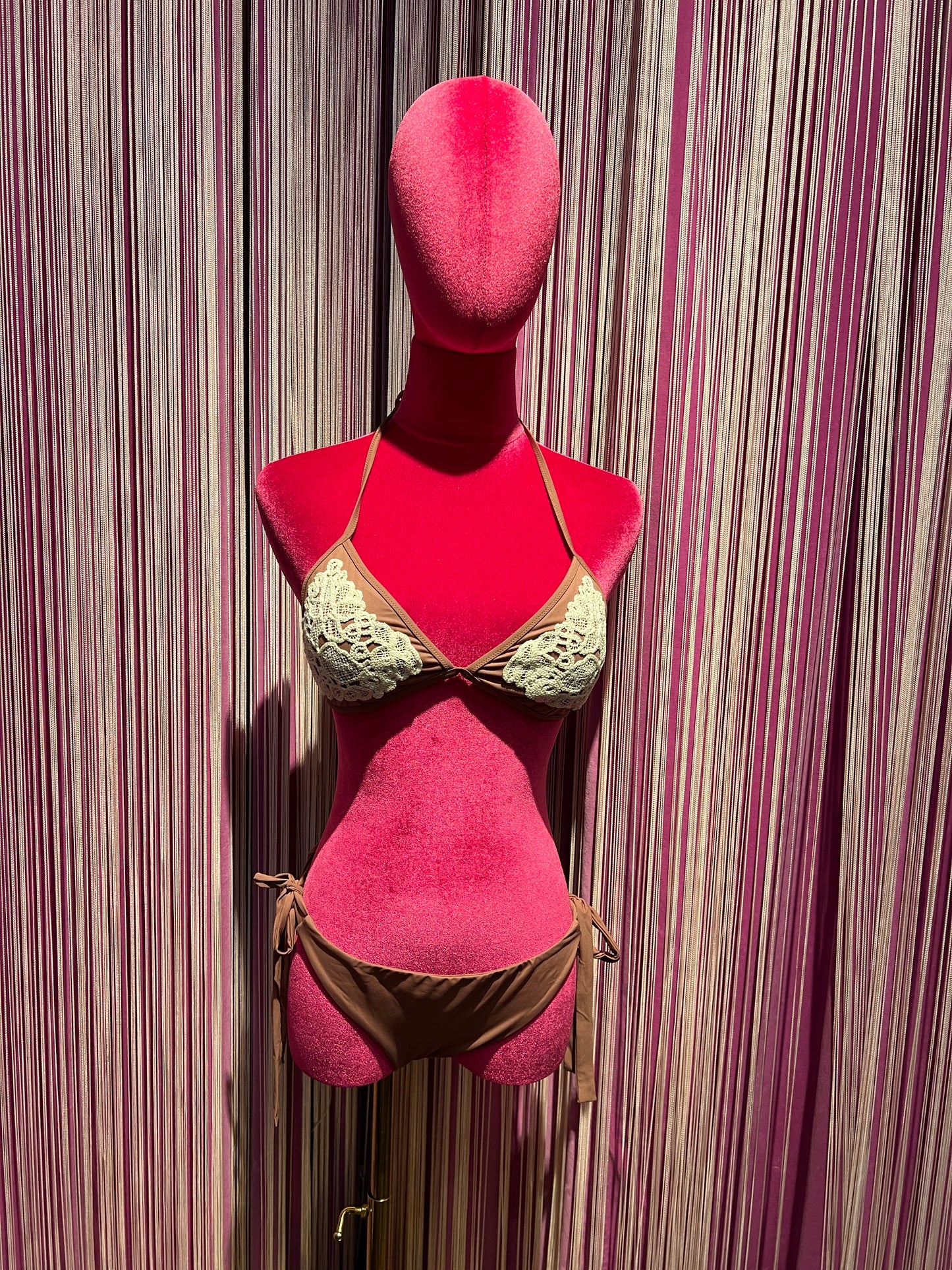 Cinzia Cortesi costume bikini marrone con applicazione pizzo panna Megan/Zaira