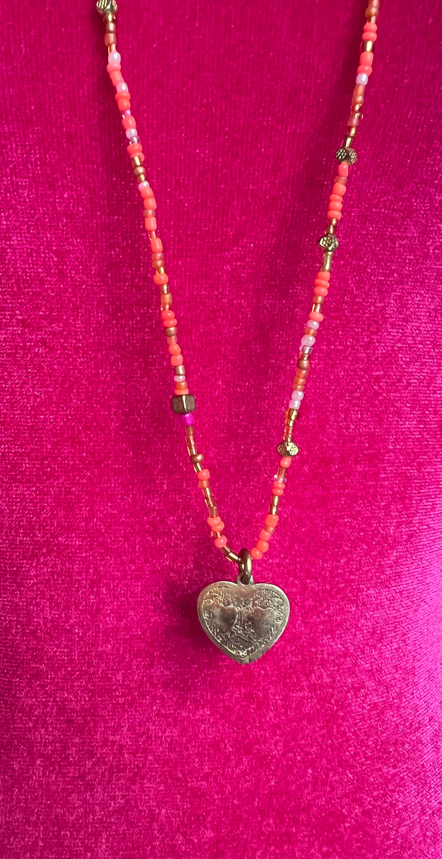 Collana lunga perline arancio e cammello cuore oro