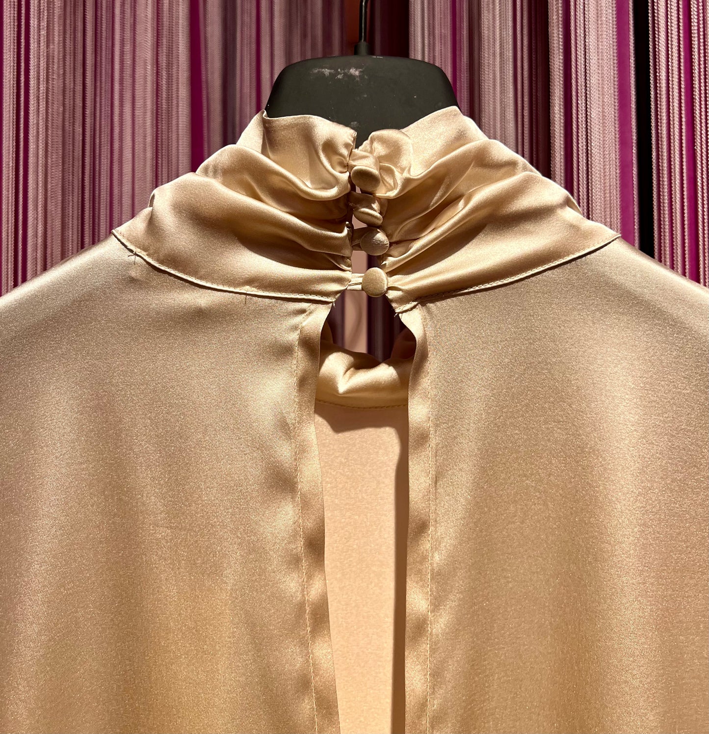 Hanami D’or meno 50% blusa seta ecru’ collo alto con manica volant Ortiz