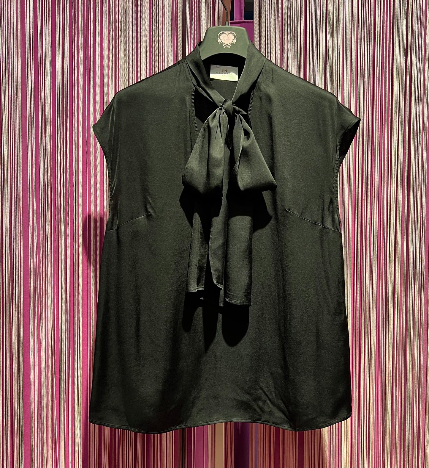 Nenette meno 50% blusa s/ maniche nera Freus