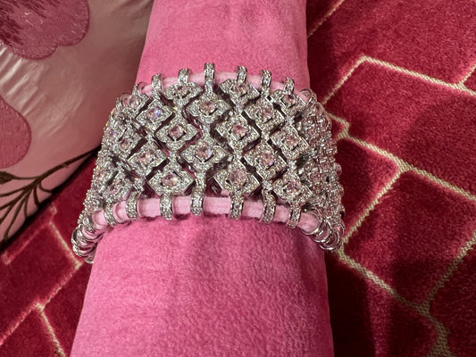 Bracciale regolabile in pavé di cristalli montato su cordoncino rosa