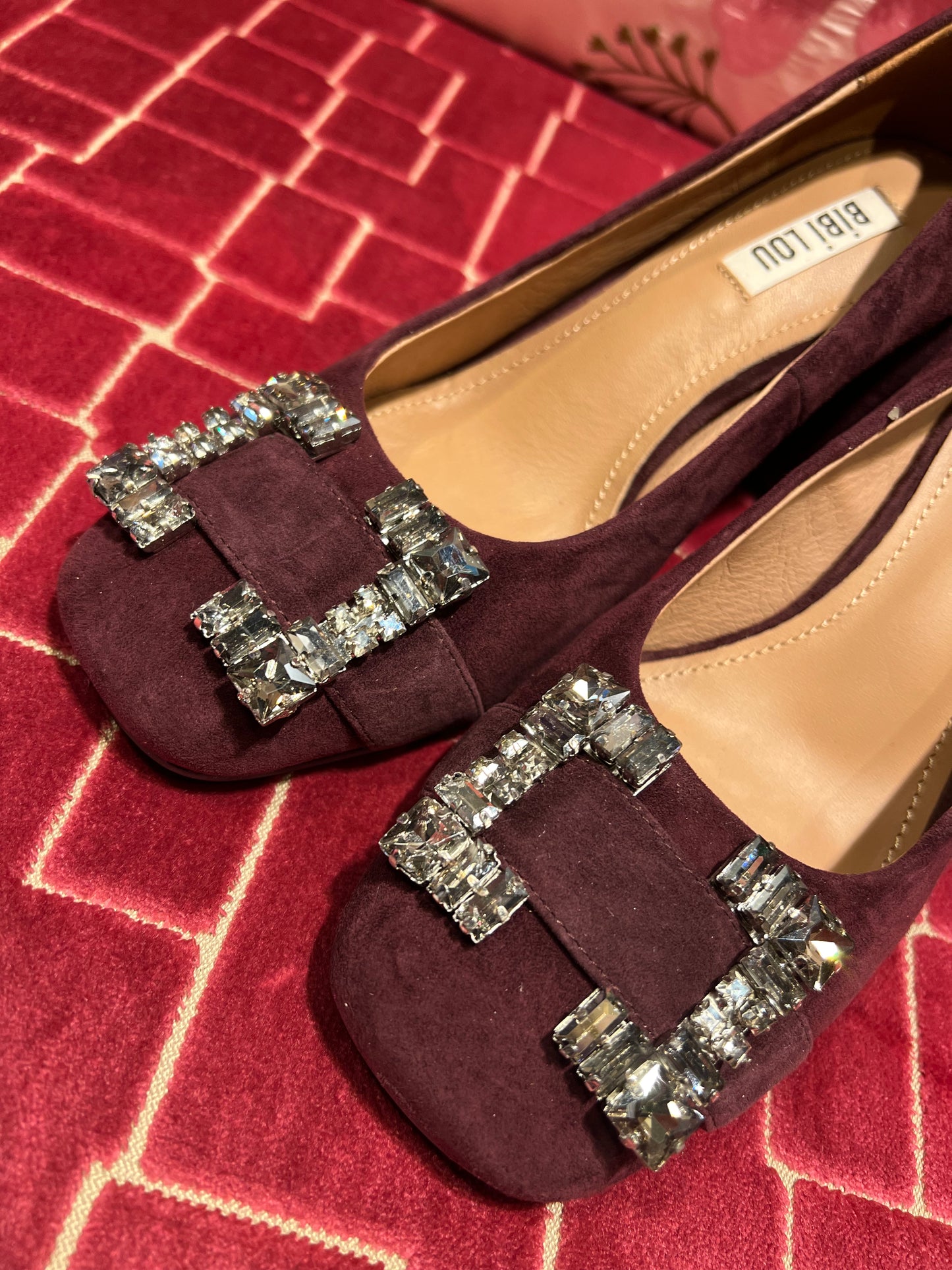Bibi Lou meno 50%décolleté burgundi punta quadrata con fibbia cristalli