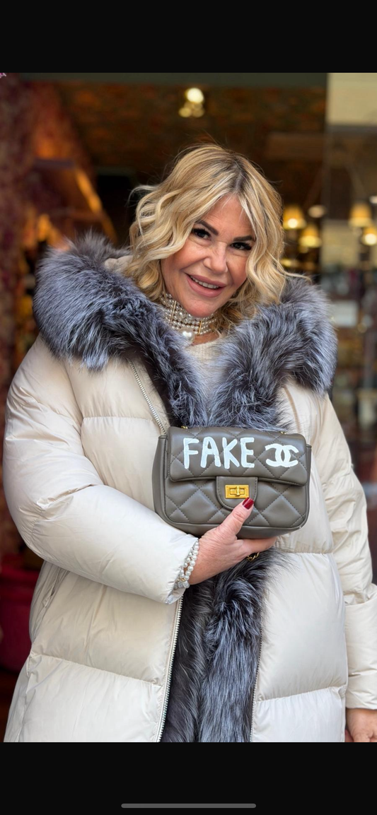 Borsa tortora con tracollina oro scritta bianca “Fake”