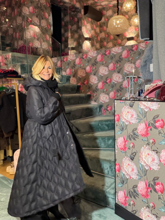 Amosa piumino lungo con cappuccio nero coulisse in vita