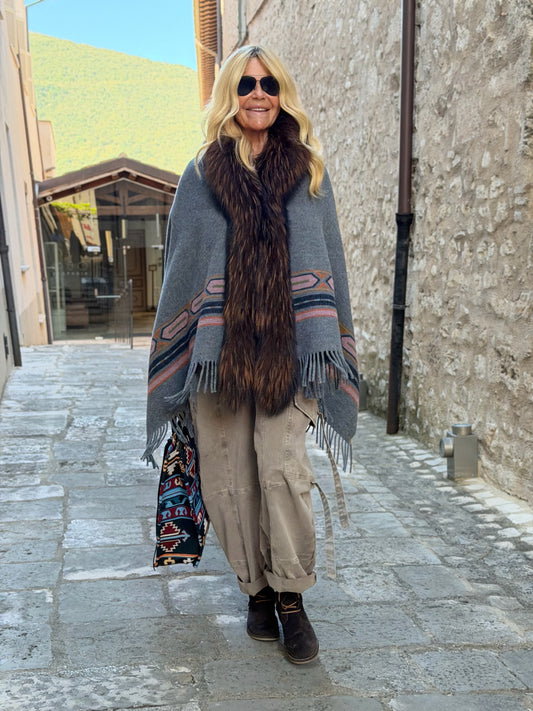 Bazar deluxe stola con frange e pelliccia raccoon