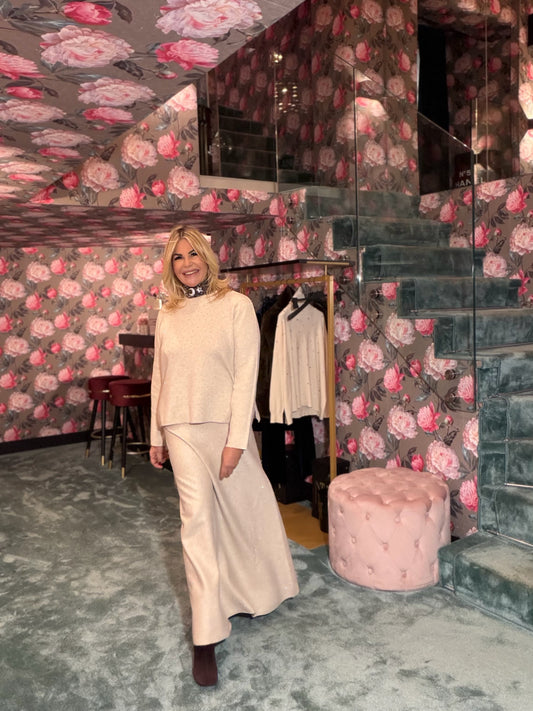 The room completo nocciola beige con decorazioni micro cristalli maglia e gonna lunga svasata con elastico in vita