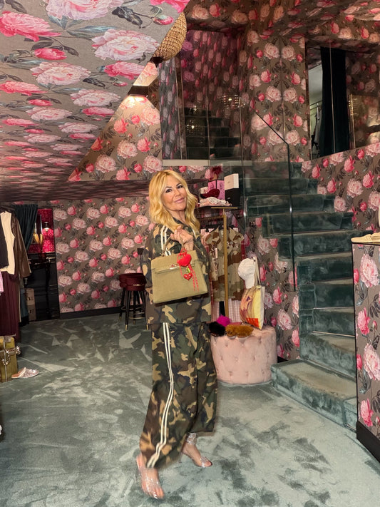 Mon amour Paris completo camouflage camicia manica corta con applicazione patch farfalla e pantalone con elastico in vita e in fondo banda laterale bianca