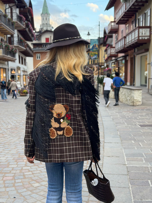 The room giacca tartan marrone panna con frange nere e patch orso dietro