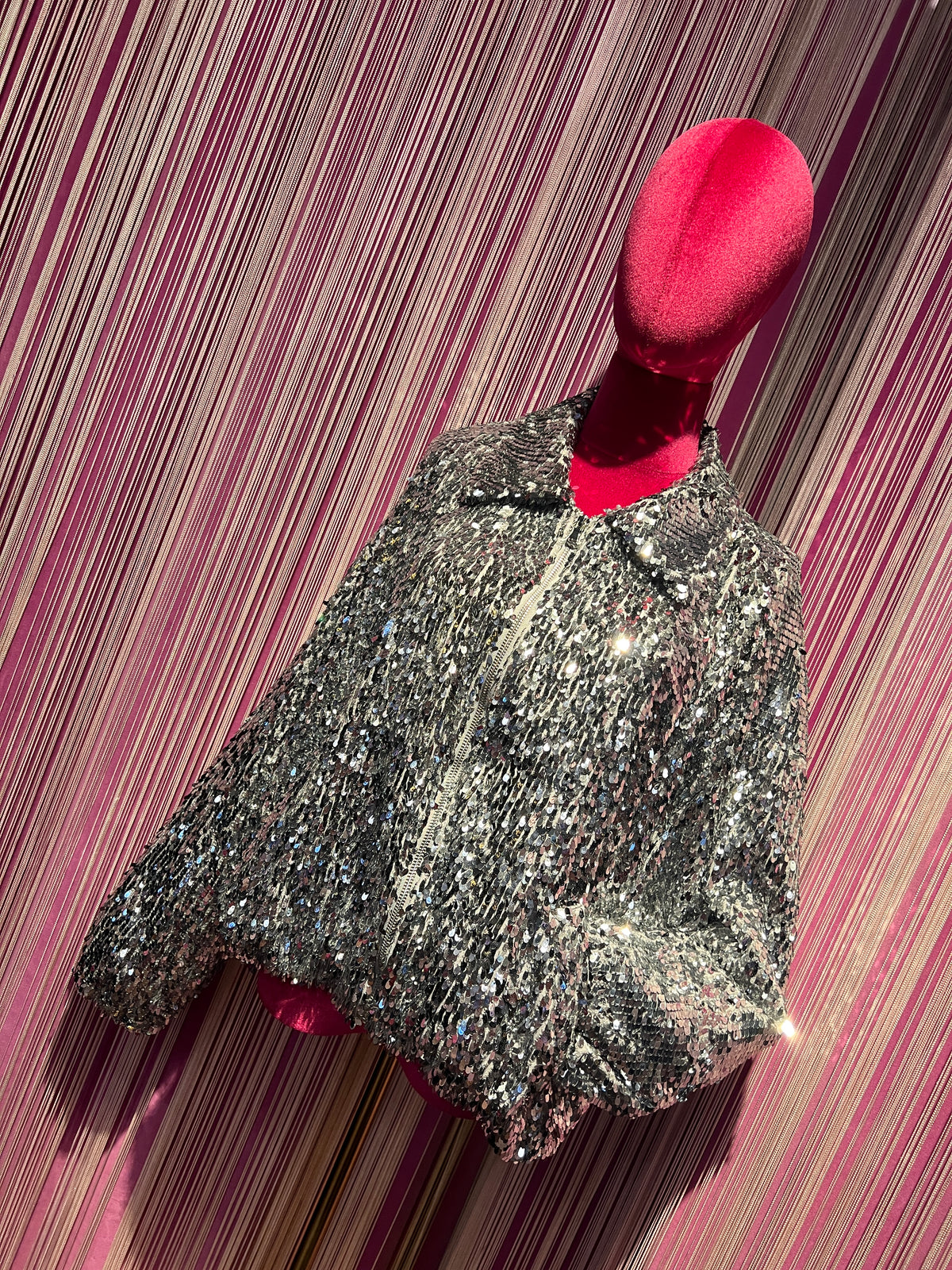 The room bomber full paillettes grigio/ argento con fodera in jersey, chiusura zip e tasche