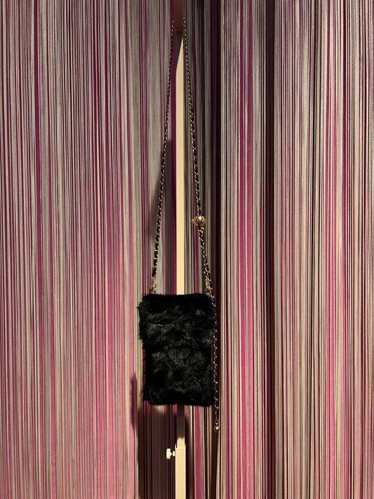 The room porta cellulare in simil pelliccia nera con tracolla regolabile