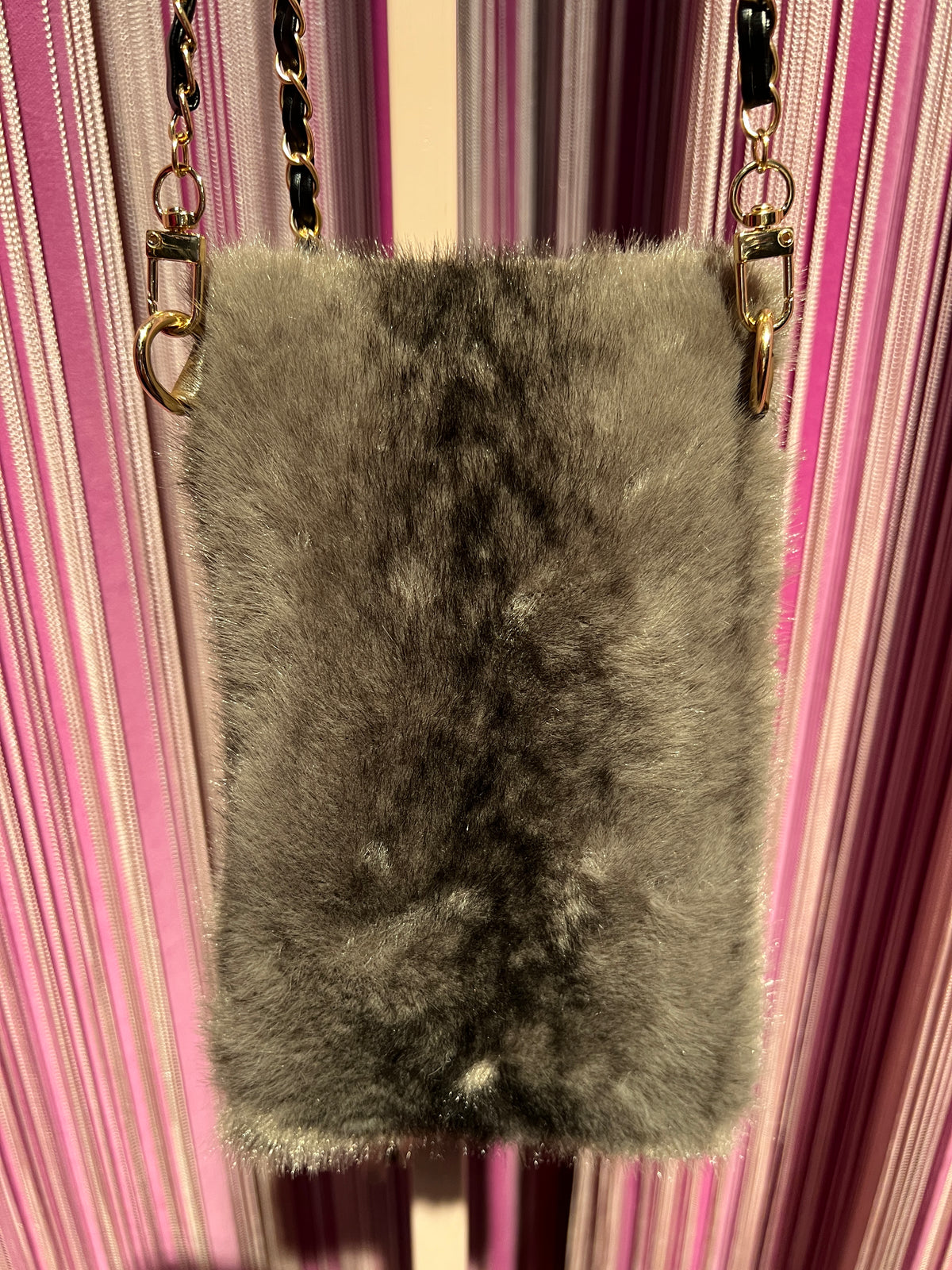 The room porta cellulare in simil pelliccia con tracolla regolabile colore grigio