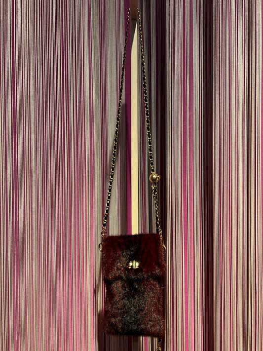 The room porta cellulare in simil pelliccia con tracolla regolabile burgundy