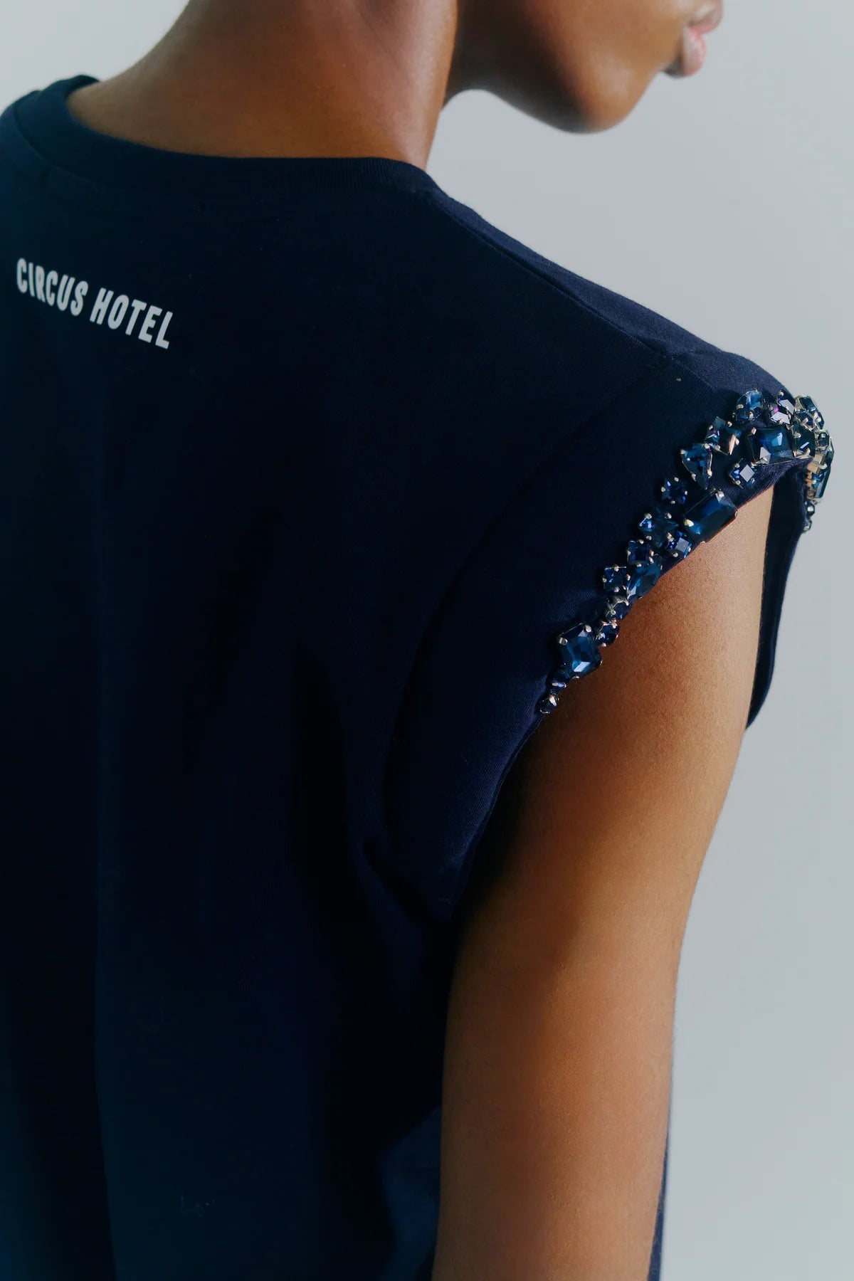 Circus Hotel t shirt senza maniche blu con decorazioni cristalli e strass giro spalla