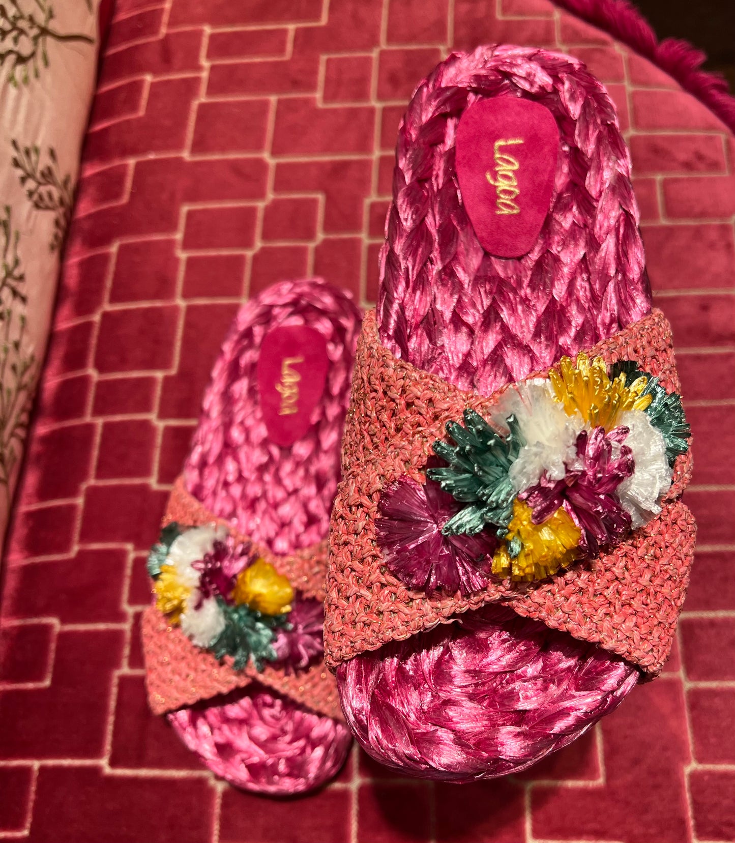 Lagoa meno 50 % ciabattina rafia fiori fucsia