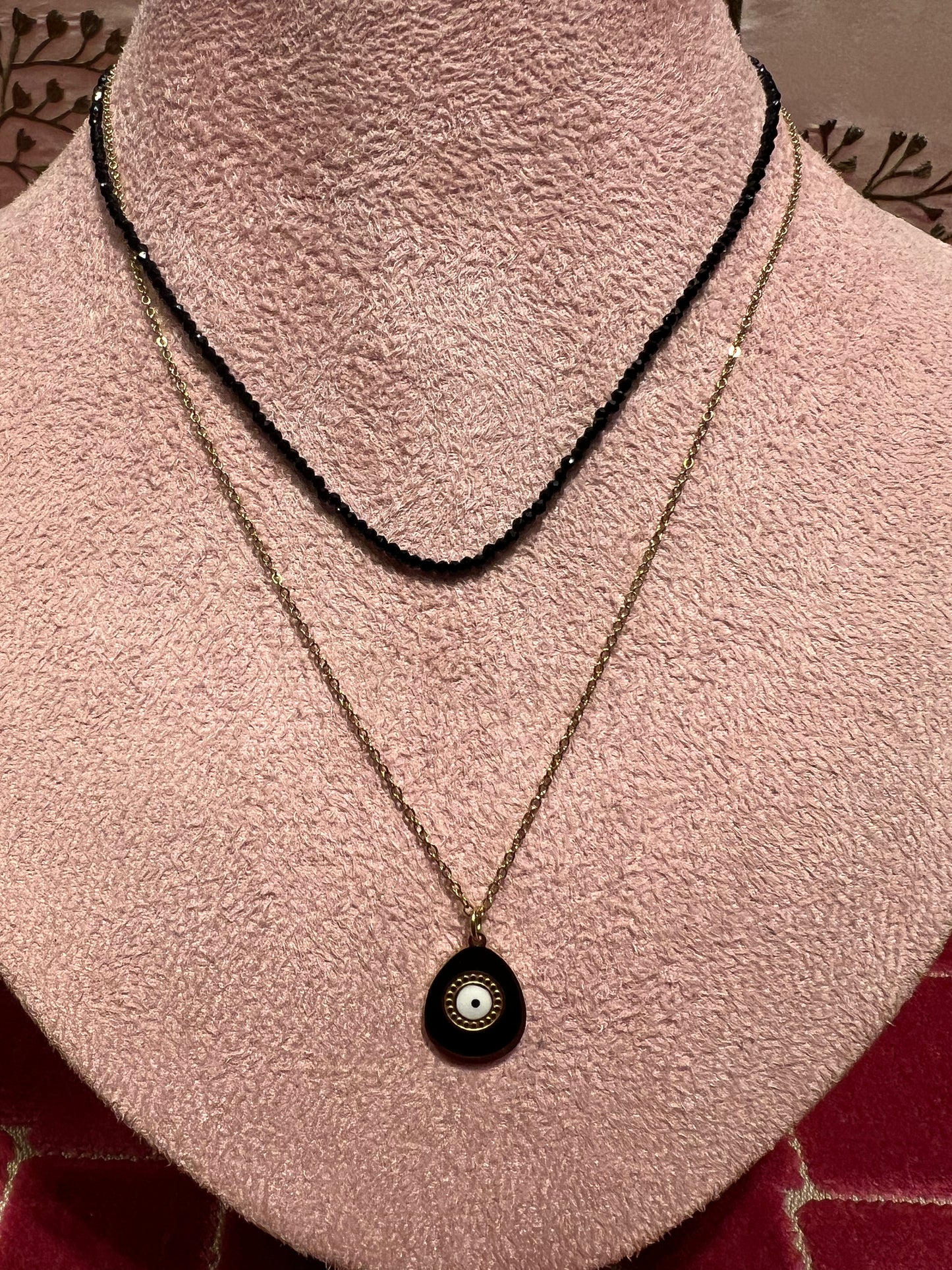 Collana doppia perline nere e catena con charms