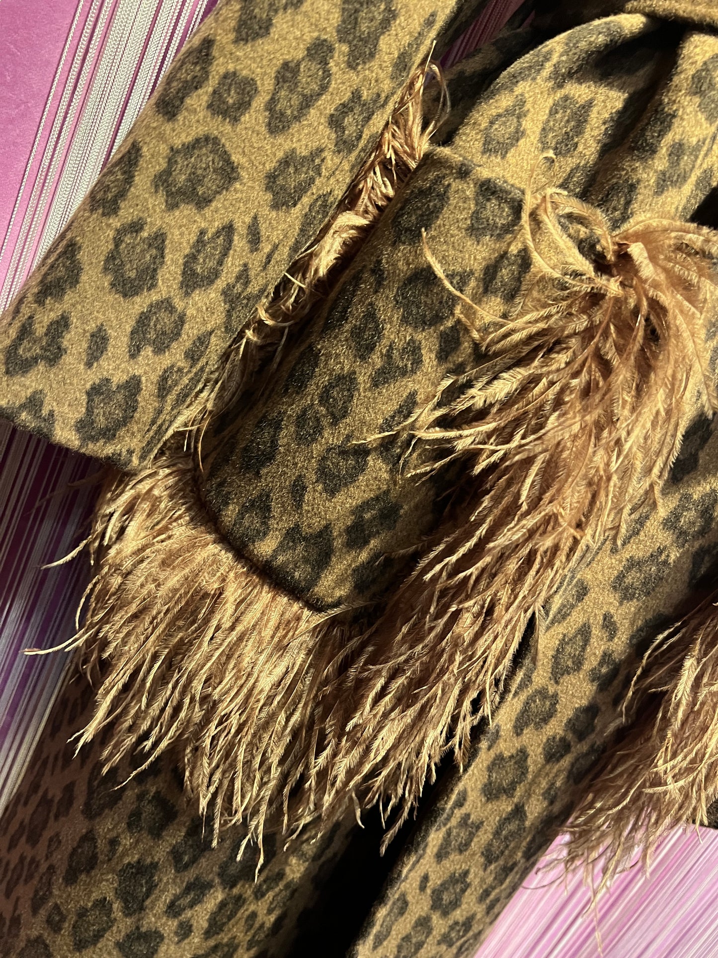 11 love is glamour cappotto fantasia leopardo marrone tasche patch e piume