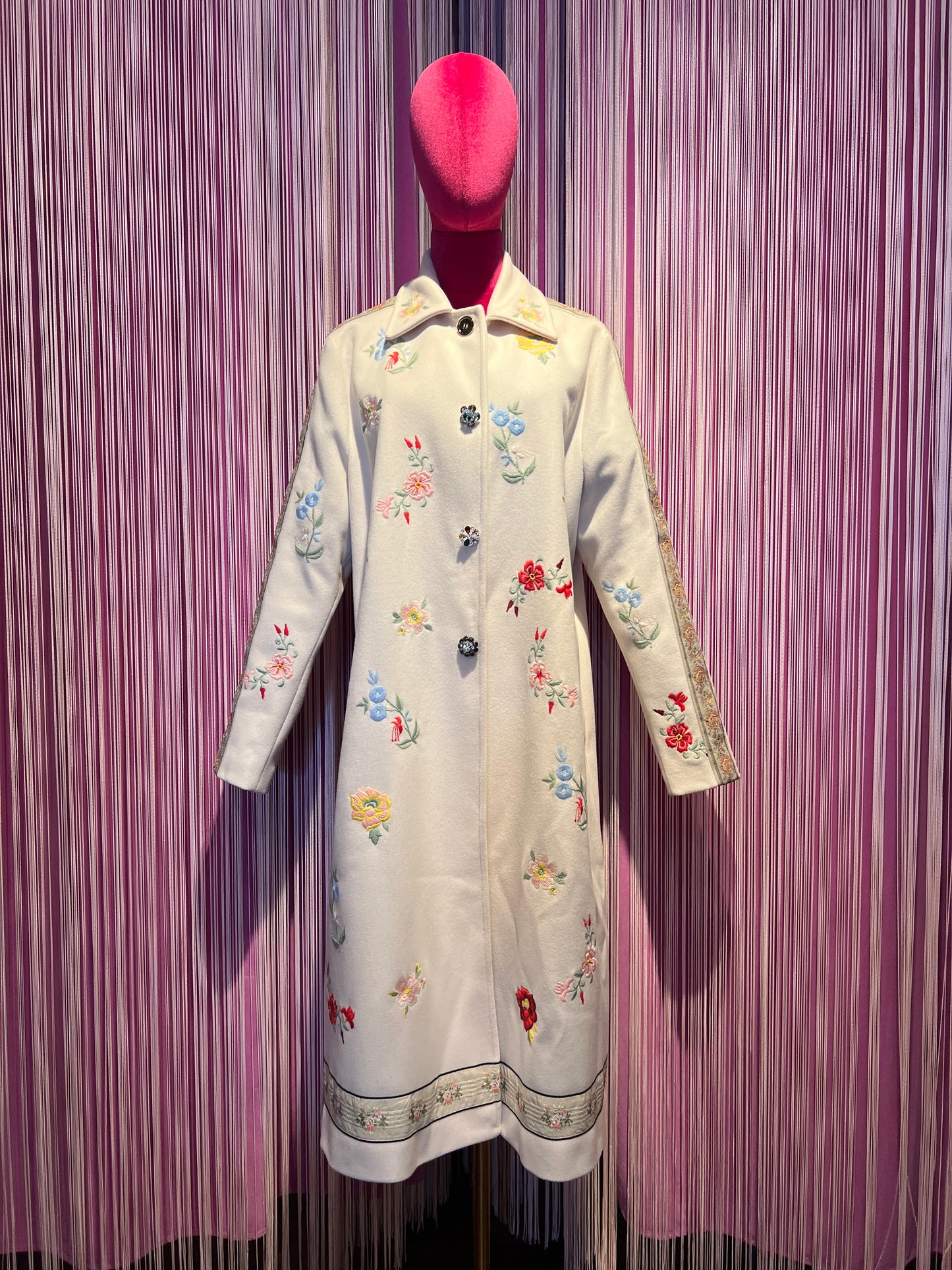 5 Progress cappotto lungo crema con decorazioni floreali e bottoni gioiello