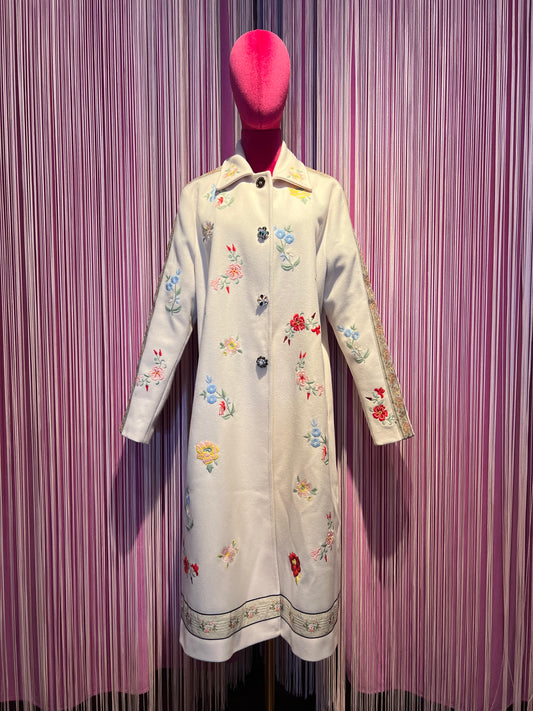 5 Progress cappotto lungo crema con decorazioni floreali e bottoni gioiello
