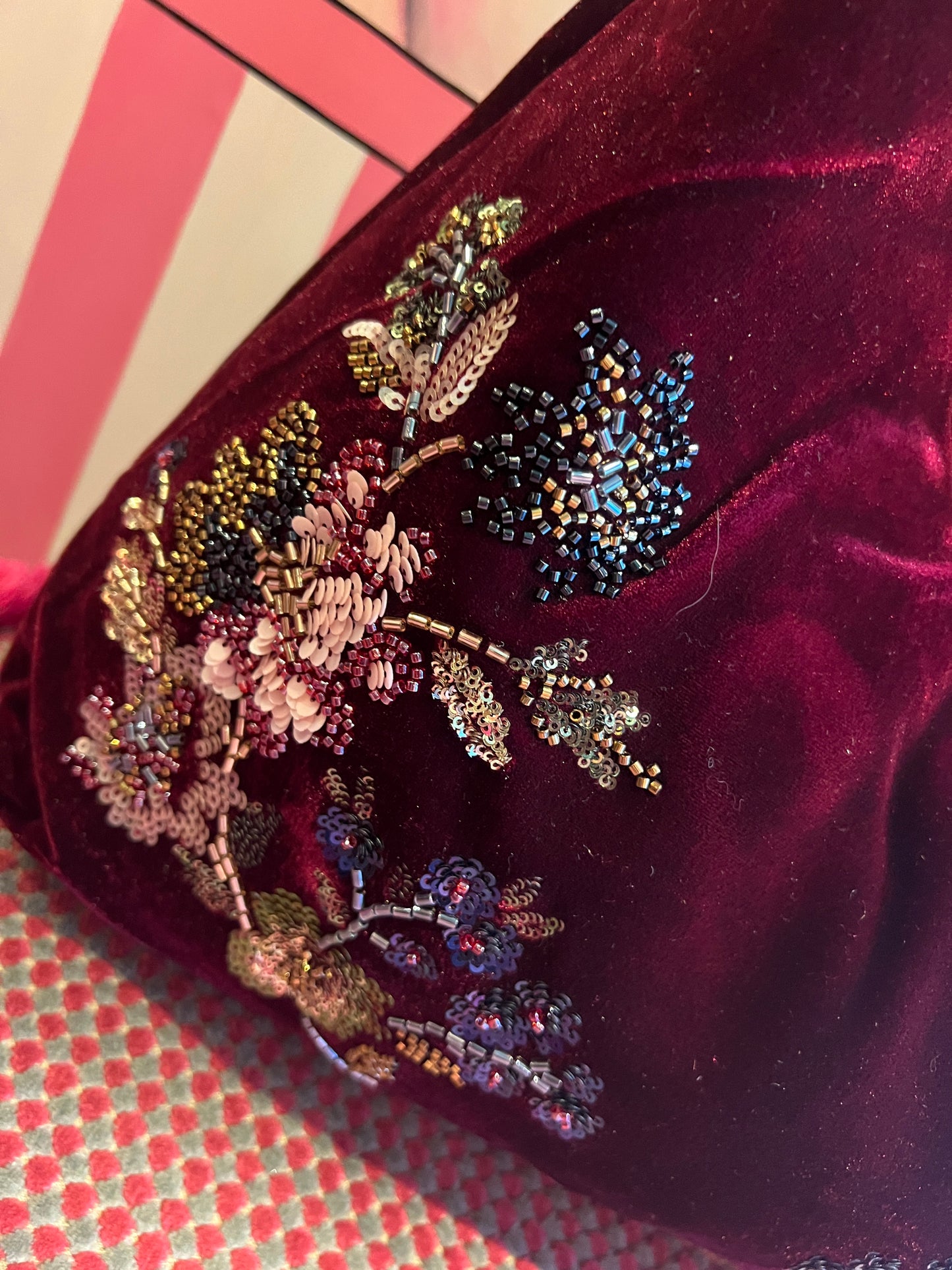 Borsa a spalla di velluto burgundi ricami floreali di paillettes e perline stile orientale con tracollina