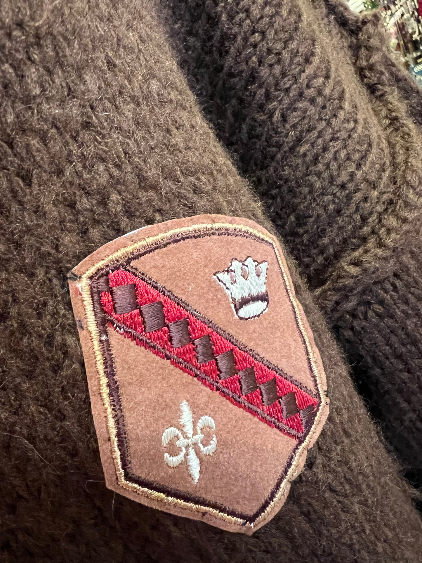 ABpink 🩷 maglia over cioccolato con profili grigi con pacht teddy e cuori sacri perline