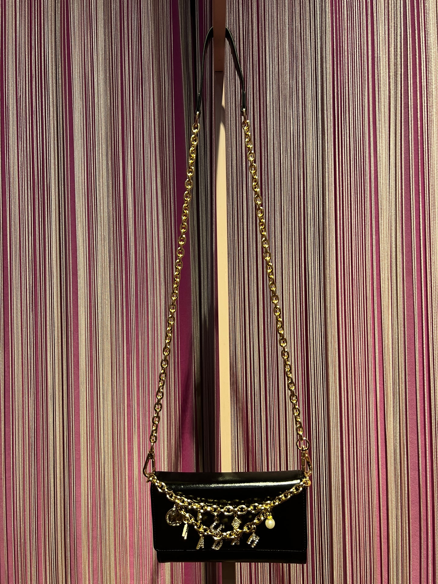 Rue Madam Paris borsa tracollina ecopelle nera con catene oro e charms