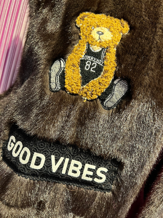 ABpink 🩷 gilet eco visone “good vibes” con patch teddy e patch fiore e stella in paillettes