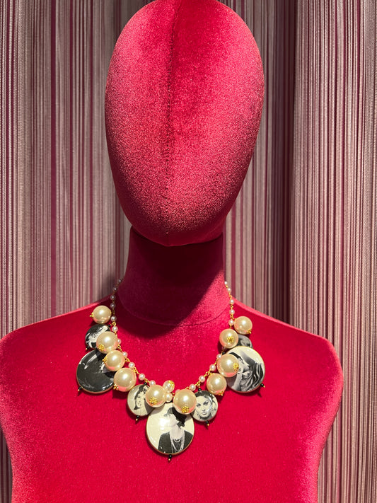 Collana girocollo perle rosario con pendenti donne iconiche