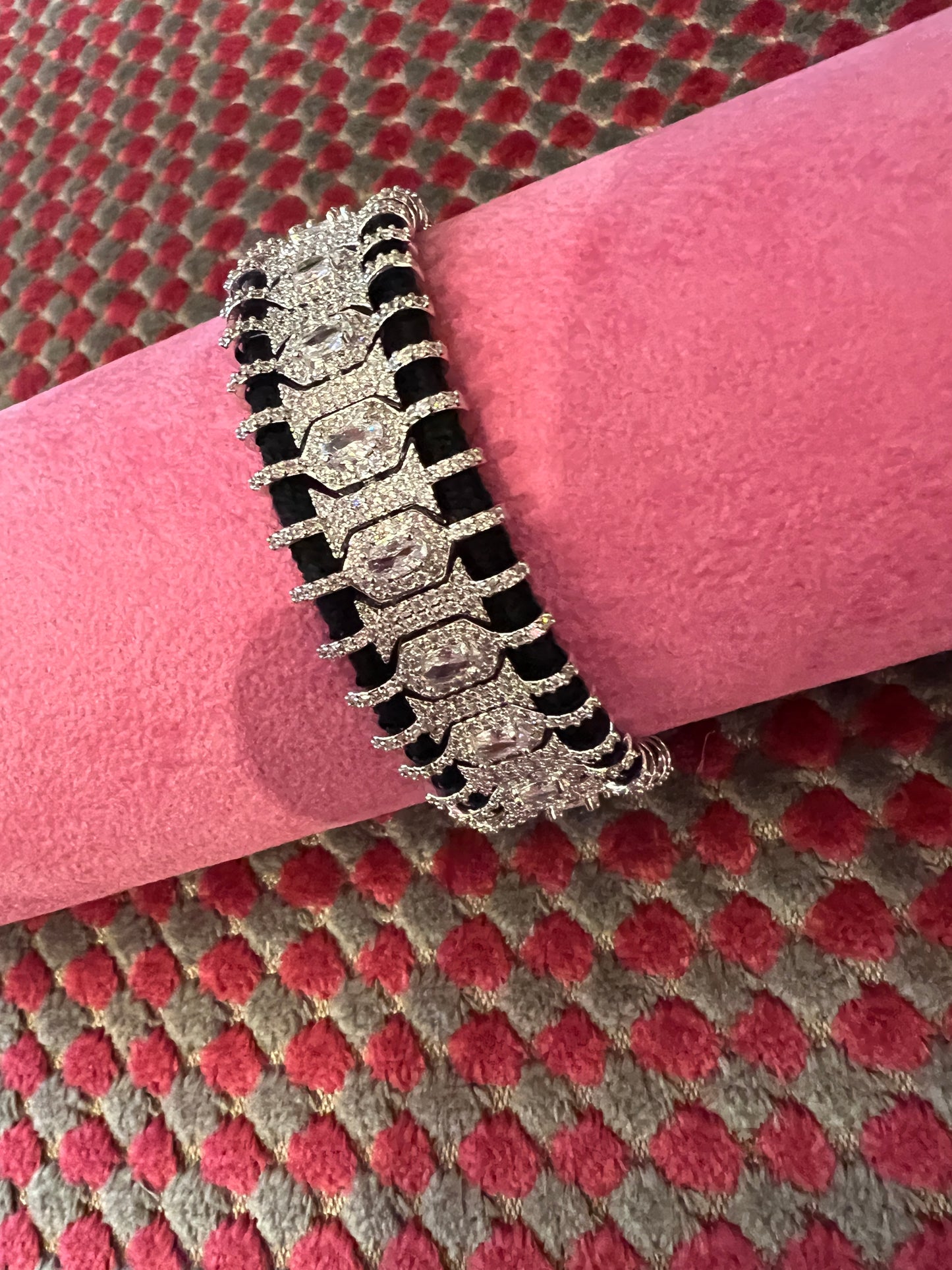 Bracciale regolabile in pavé di cristalli montato su cordoncino nero