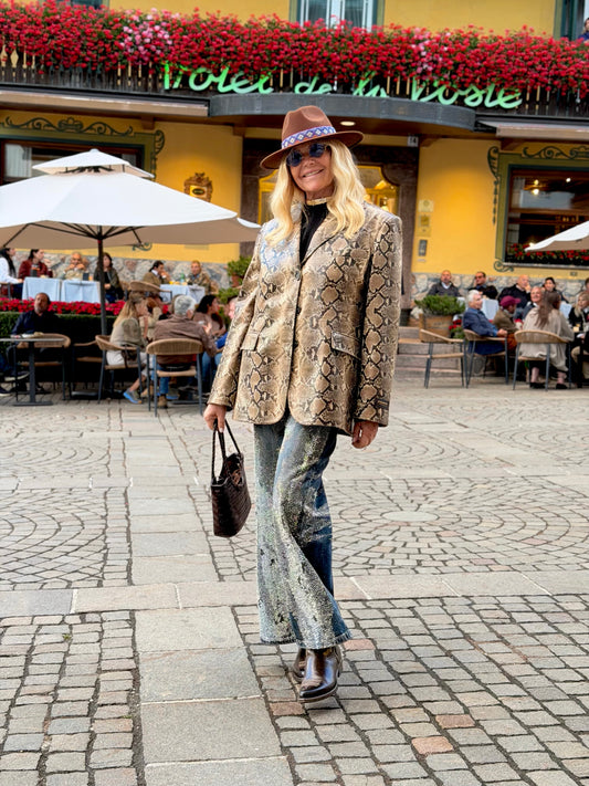 Love&roses 👖✨Jeans 5 tasche in denim, modello wide leg, vita regolare, gamba dritta e ampia. Lavaggio vintage con applicazione all-over di micro strass sul davanti. Chiusura con zip e bottone.
