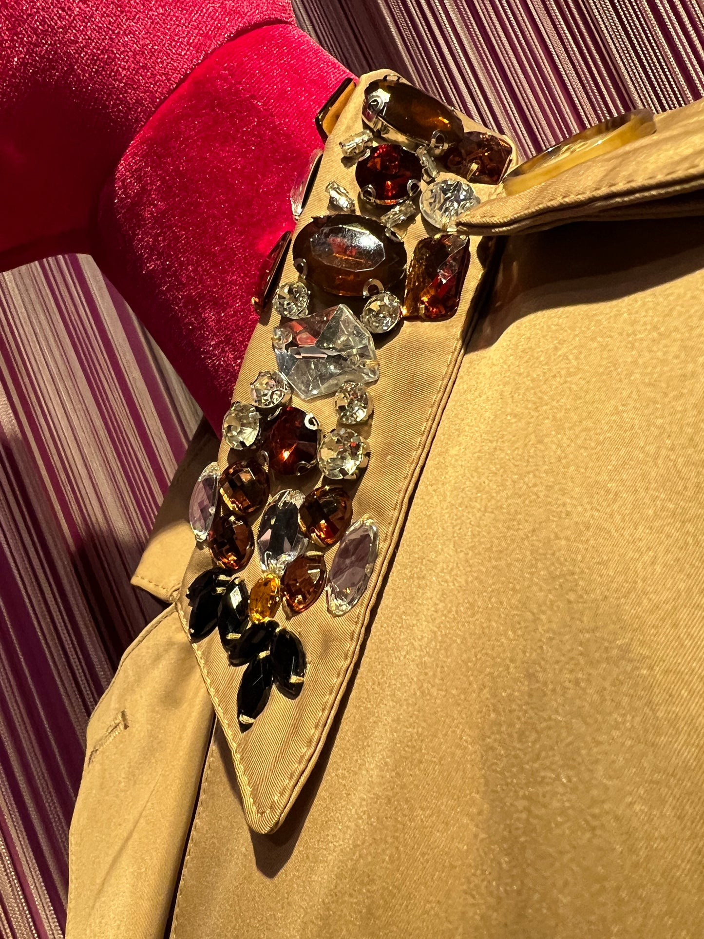 The room trench con applicazioni pietre