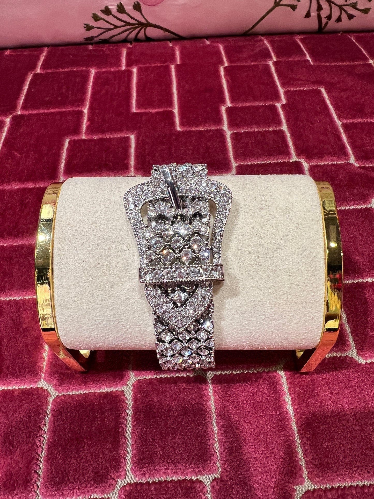 Bracciale con chiusura a fibbia in pavé elasticizzato di  cristalli con rifinitura argento