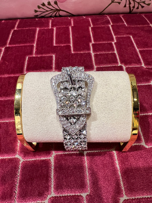 Bracciale con chiusura a fibbia in pavé elasticizzato di  cristalli con rifinitura argento