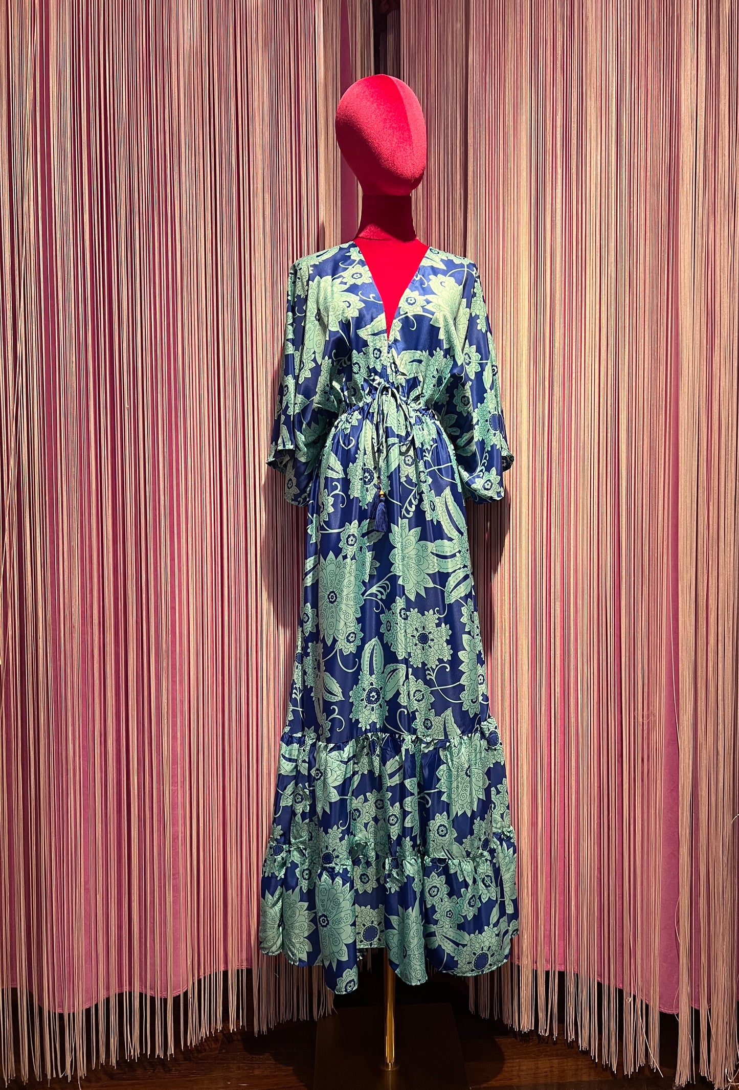 Mon amour Paris abito lungo con balze in seta scollato fantasia floreale azzurra e turchese