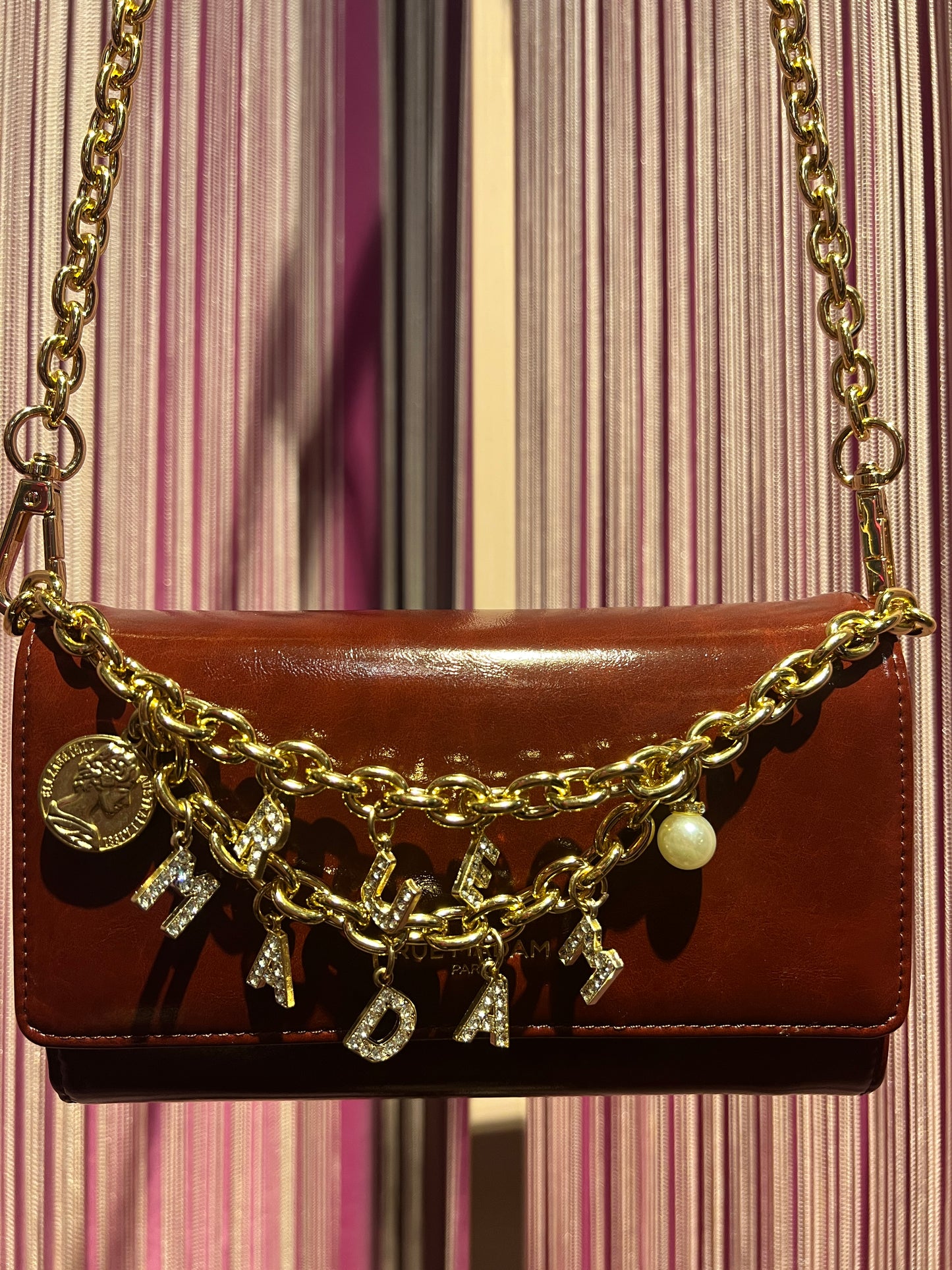 Rue Madam borsa tracollina ecopelle burgundy con catene oro e charms