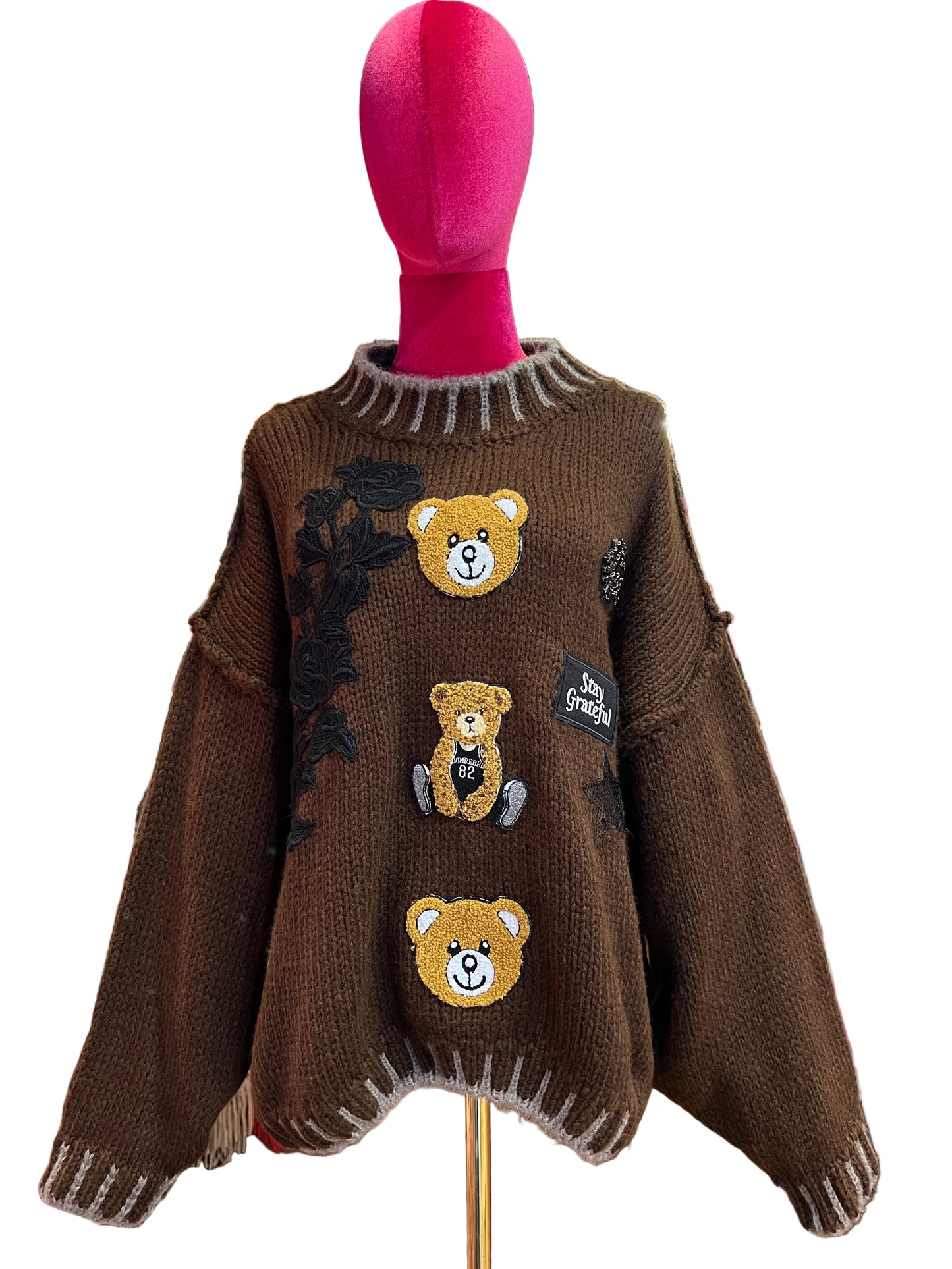 ABpink 🩷maglia over cioccolato con profili grigi , patch teddy , patch ramage ricamato e patch cristalli e paillettes