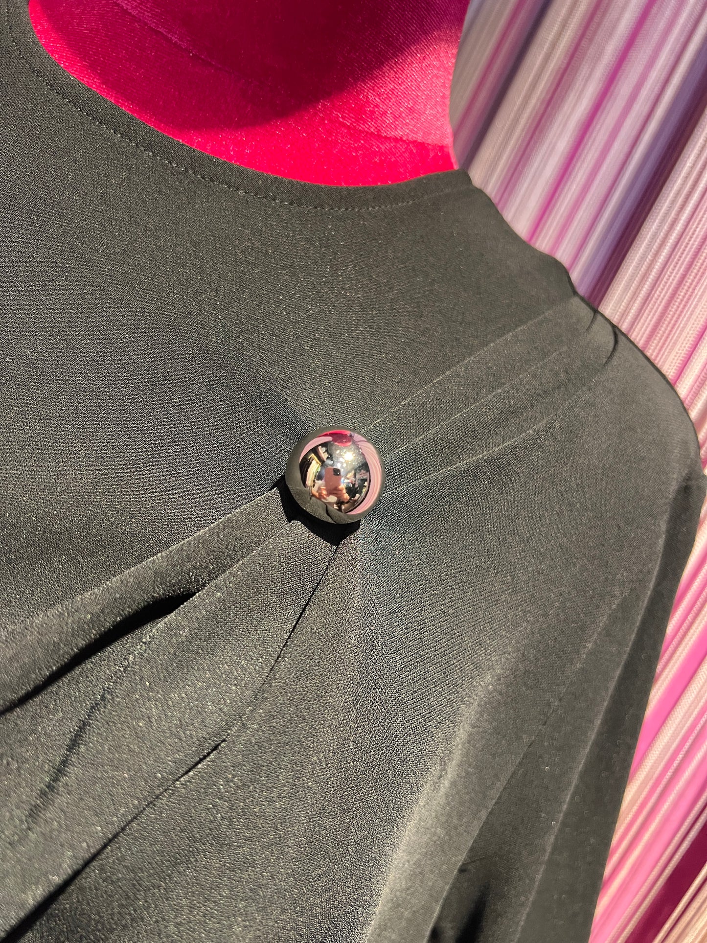 Semicouture blusa in cadi nera con drappeggio asimmetrico e bottone argento