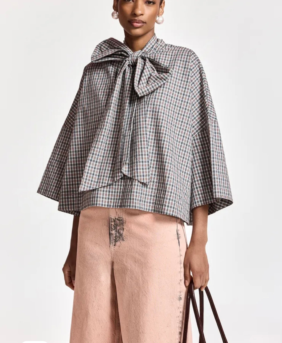 Essentiel antwerp camicia colletto con fiocco fantasia a quadri mattoni grigio scuro e bianco , applicazioni strass, manica a campana