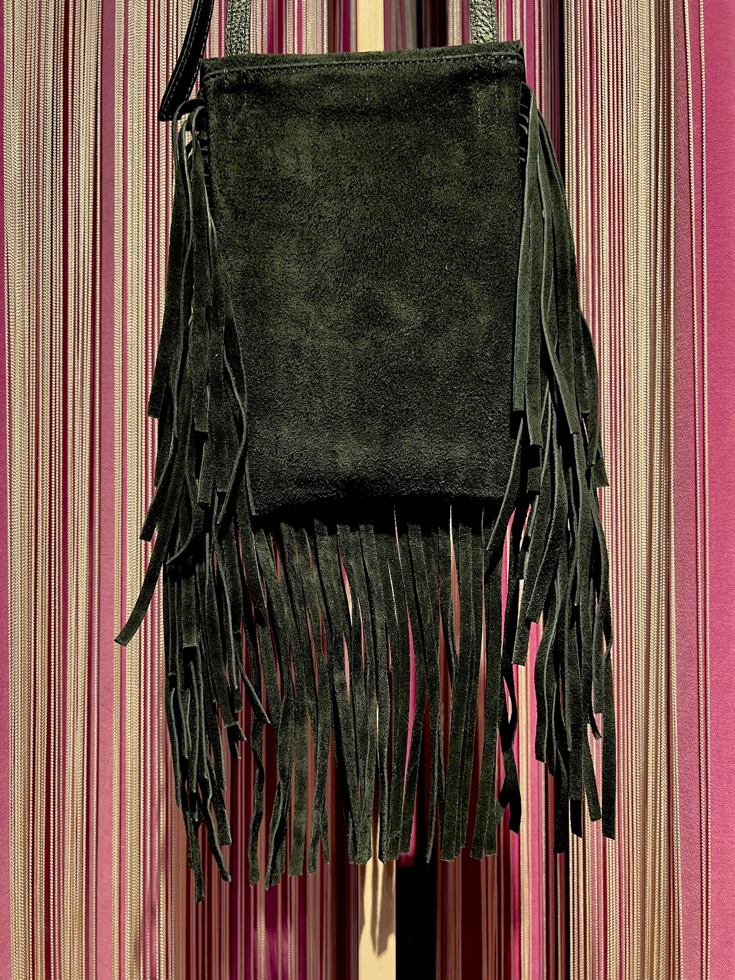 Love & roses borsa tracollina in suede con frange, nappina e mini pochette, colore nero